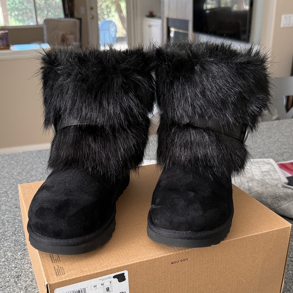 UGG Black Womens Classic Buckle Mini Suede Boots. 8 (39).